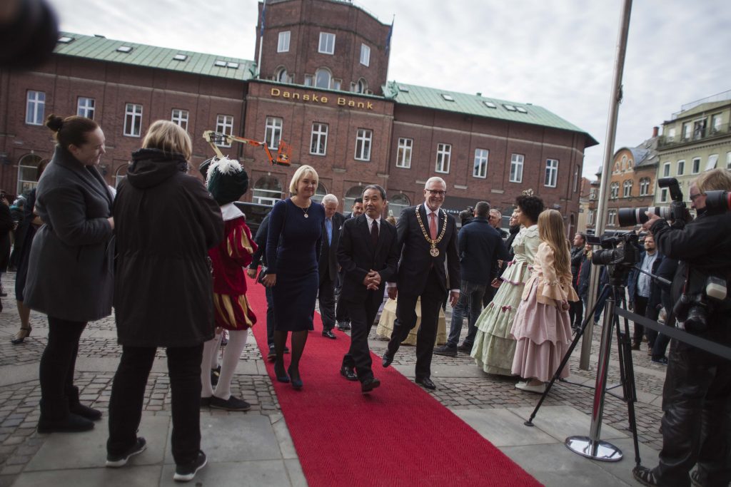 Murakami arriving at the Odense City Hall.