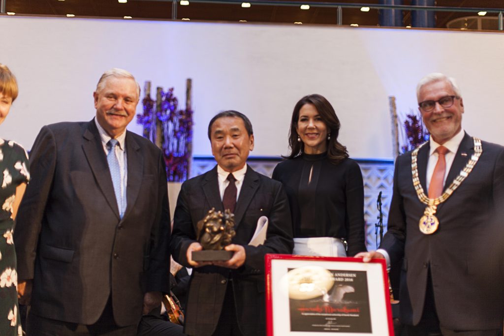 From left: chairman of the ward committee Jens Olesen, author Haruki Murakami, Crown Princess Mary and mayor of Odense Anker Boye.